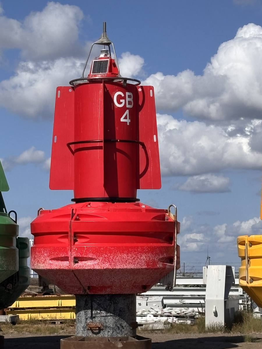 Rode laterale ton van bakboord met opschrift GB 4, aan wal in een tonnenpark, cilindervormig topteken niet gemonteerd